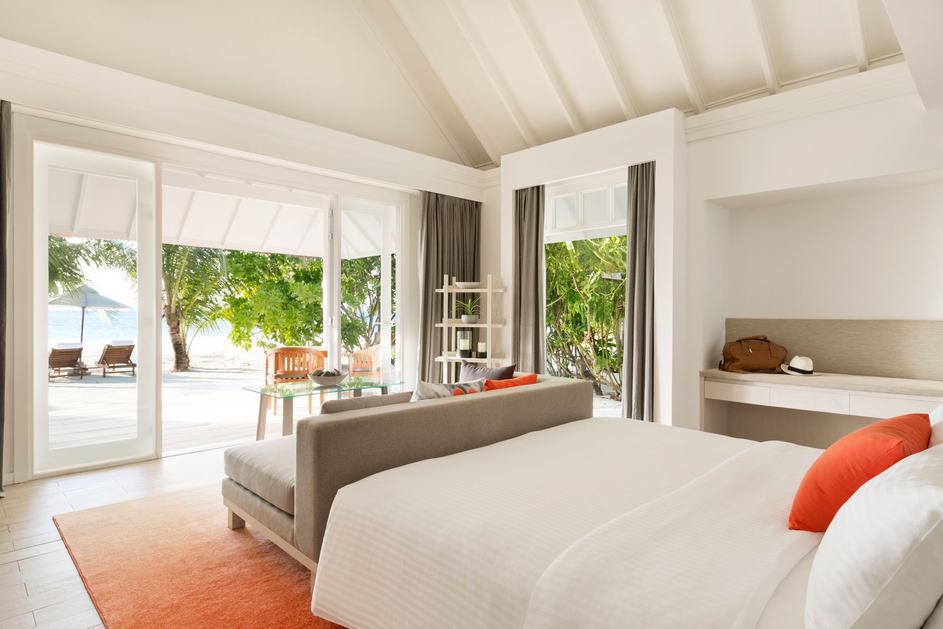 Helles Schlafzimmer mit direktem Zugang zur Terrasse