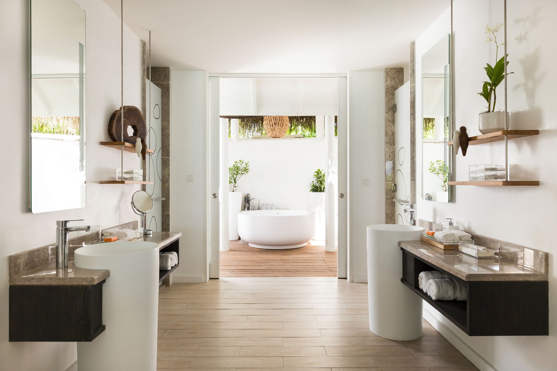 Modernes, stilvolles Badezimmer mit freistehender Badewanne und Doppelwaschbecken