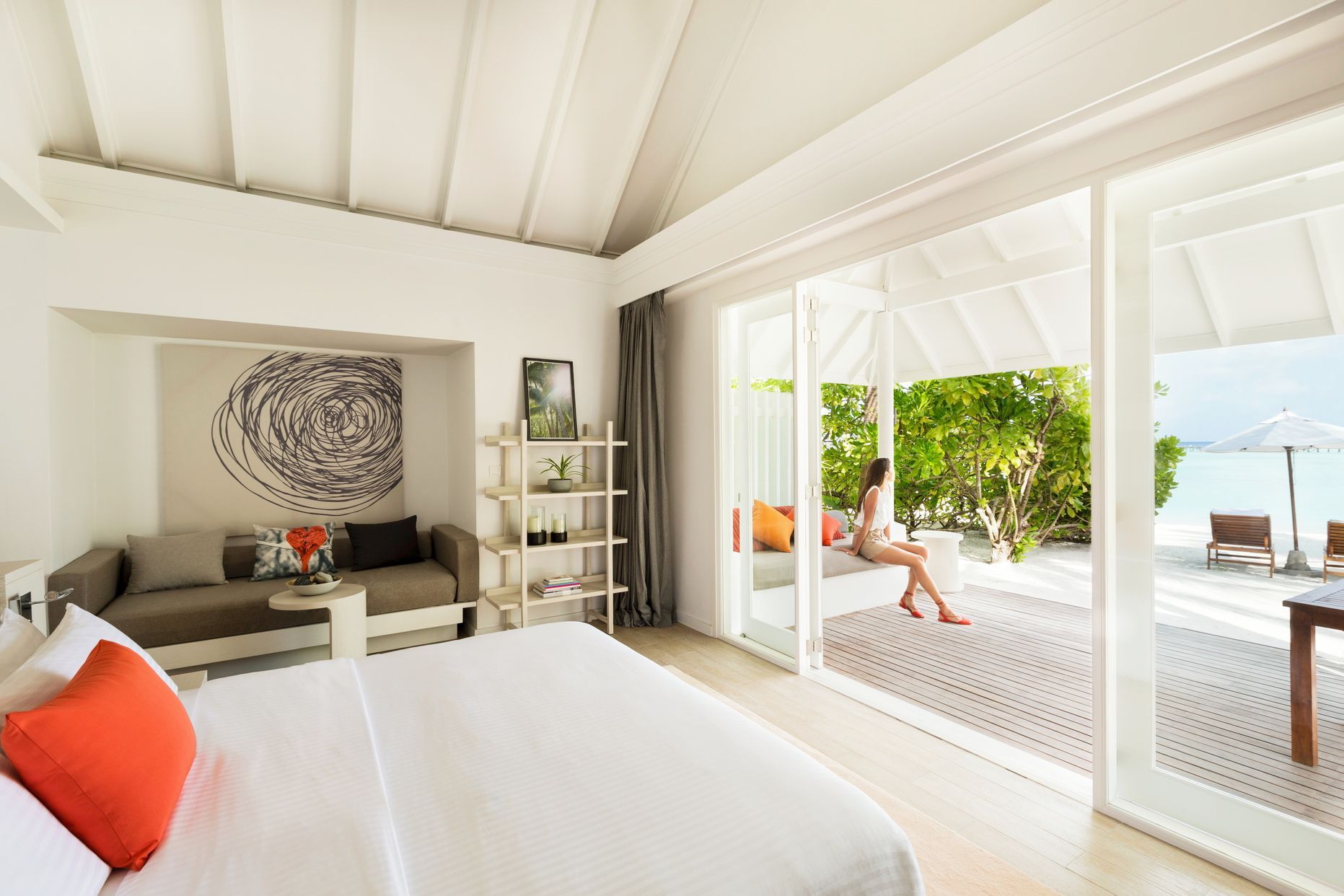 Helles Schlafzimmer mit Terrasse und Meerblick