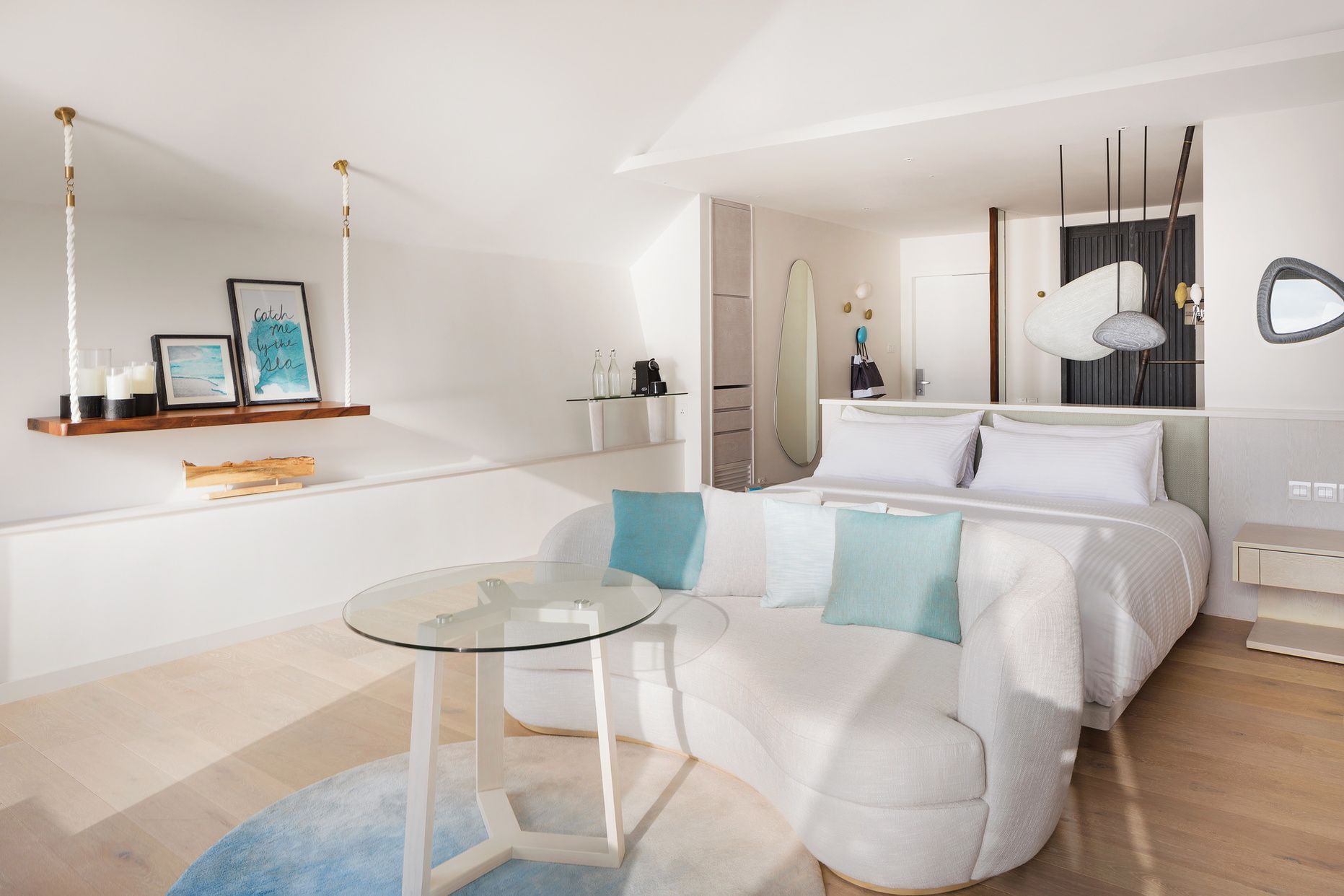 Helles modernes Schlafzimmer mit bequemer Couch und stilvollen Dekorationen