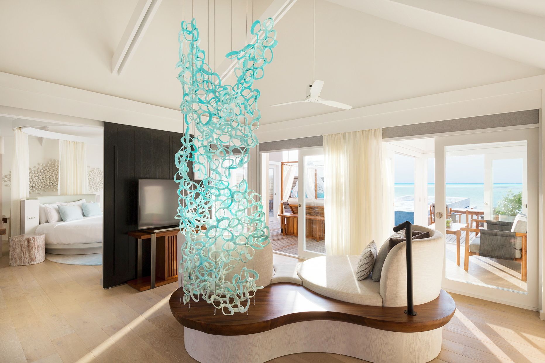 Luxuswohnzimmer mit modernen Möbeln und Glaswänden mit Meeresblick.