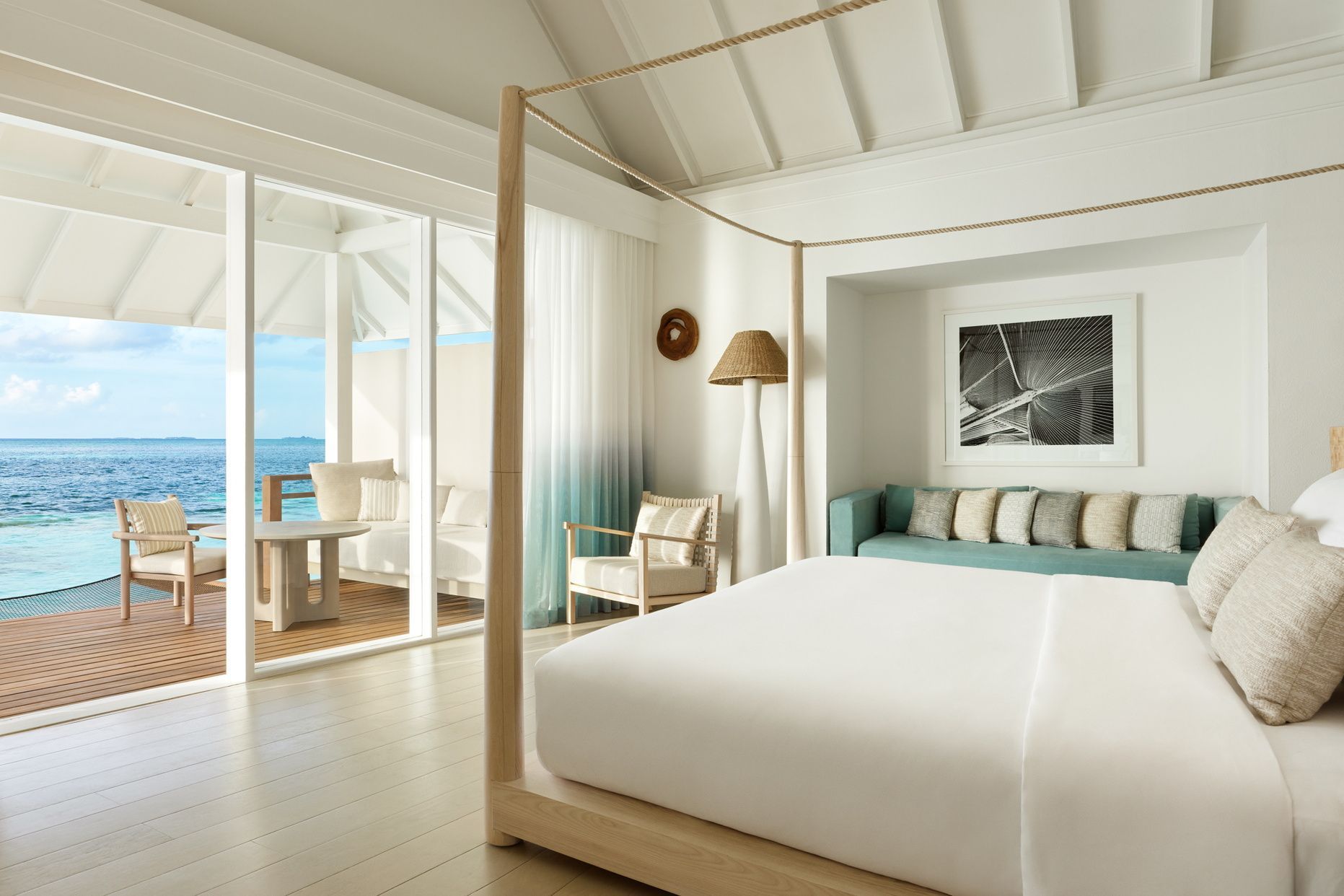 Luxuriöses Schlafzimmer mit Meerblick. Elegante Einrichtung in hellen Tönen.