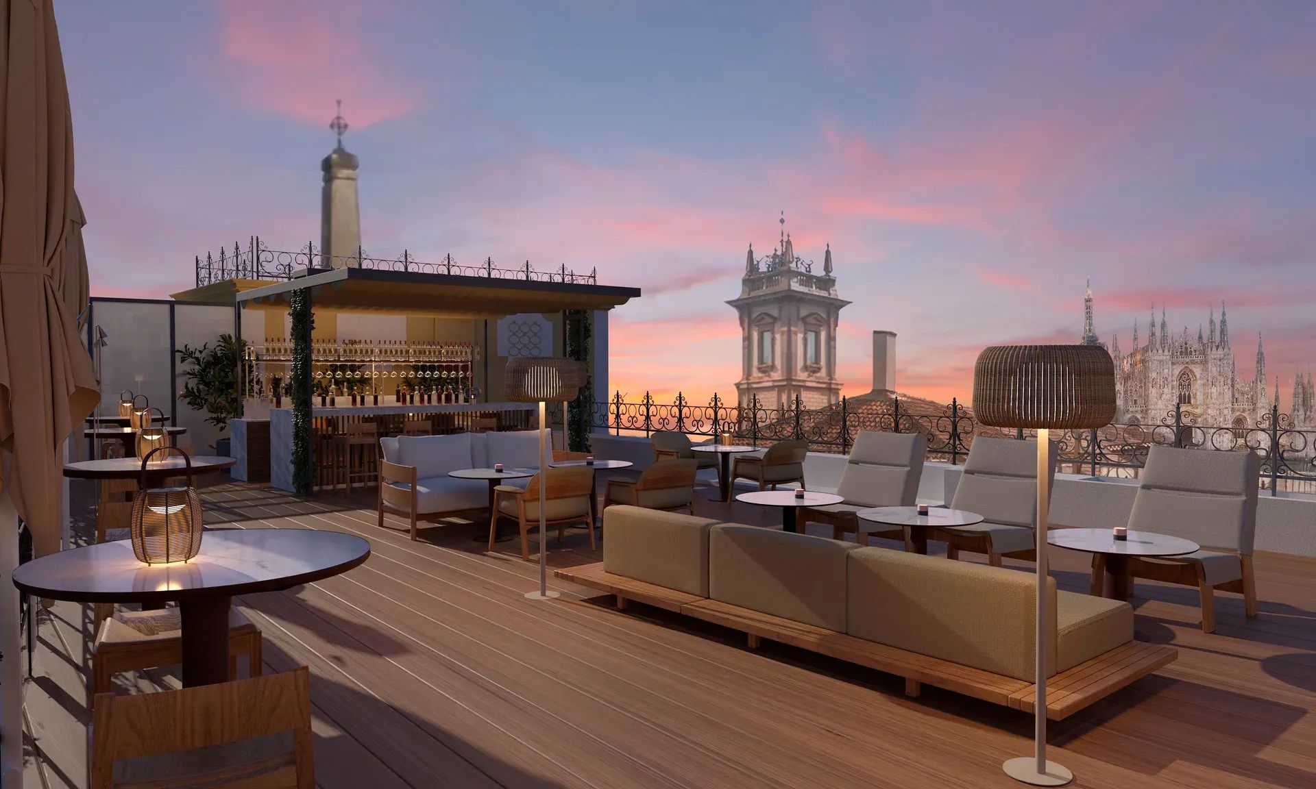 Stilvolle Dachterrasse bei Sonnenuntergang mit eleganter Bar, modernen Loungemöbeln und Blick auf historische Gebäude sowie den Dom von Mailand im Hintergrund.