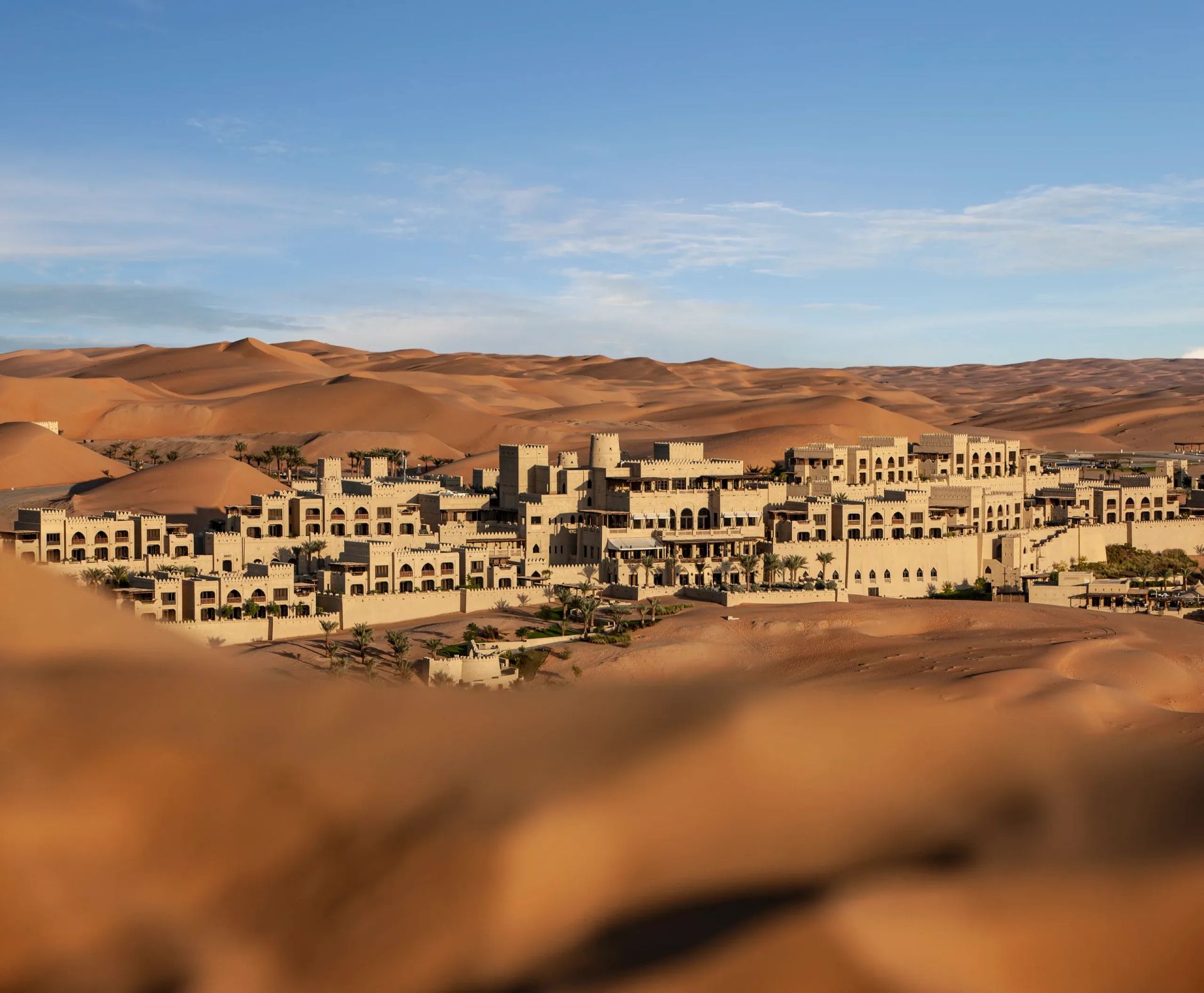 Luxuriöses Hotel inmitten majestätischer Wüstenlandschaft mit Sanddünen