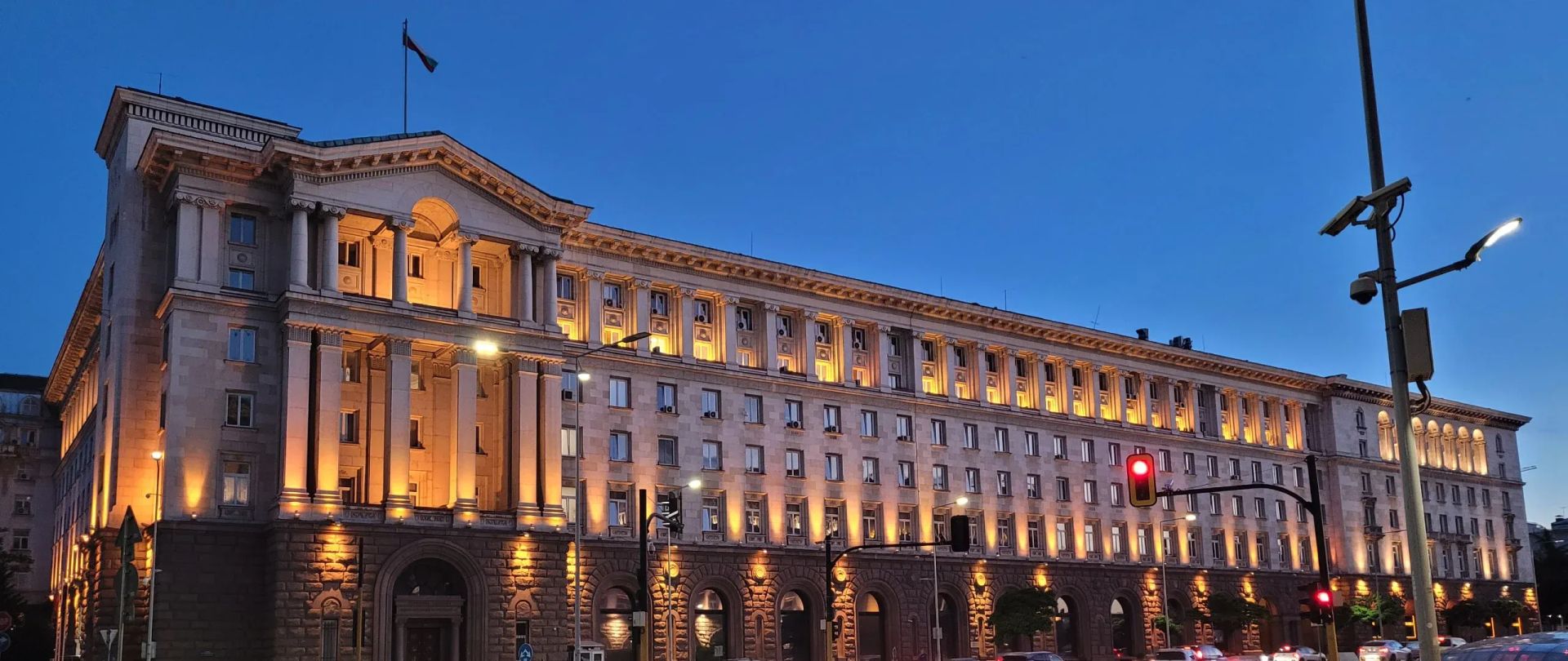 Großes Regierungsgebäude mit klassischer Architektur beleuchtet bei Nacht