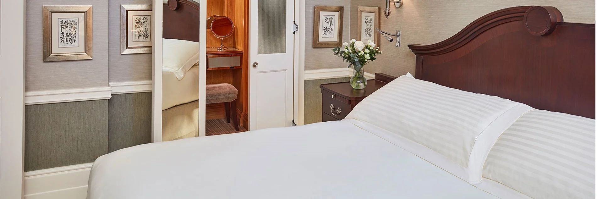 Schlafzimmer mit Blick auf eine kleine Frisierecke im Schrankbereich