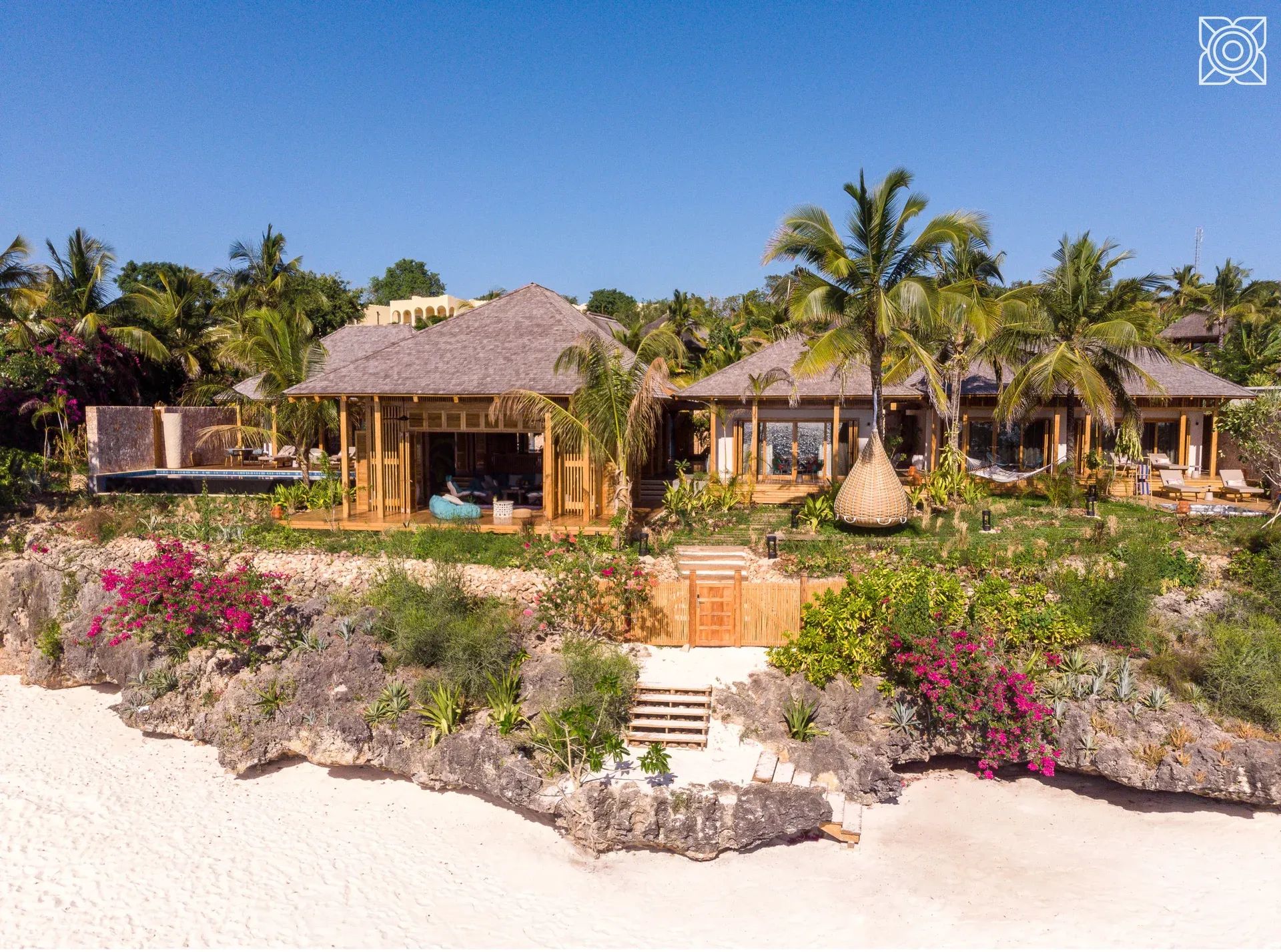 Exklusives Strandhaus aus Holz mit tropischer Umgebung und blauem Himmel