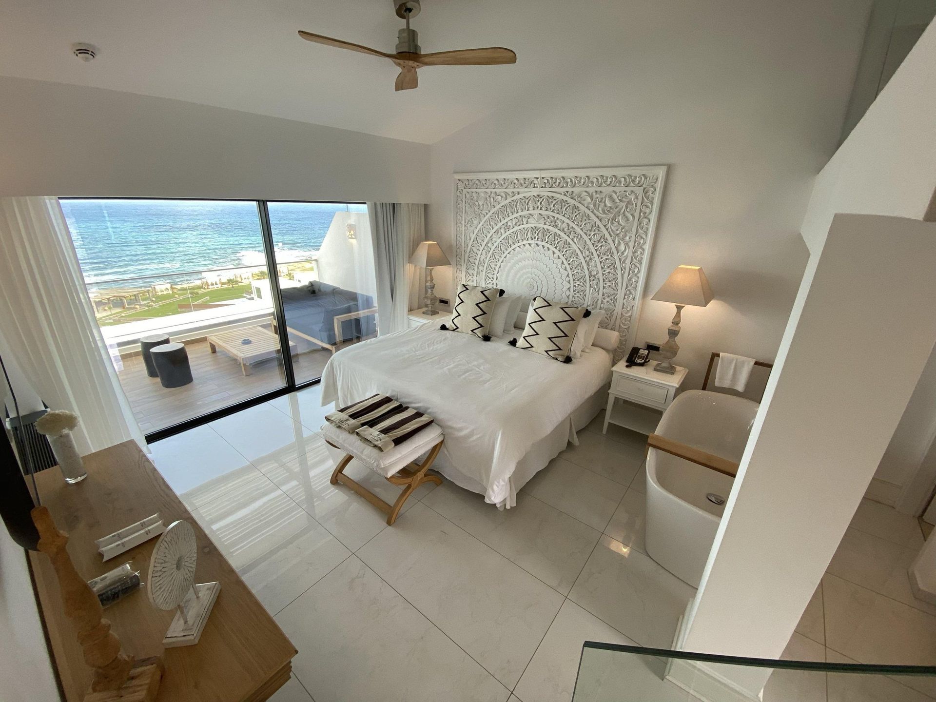 Blick aus einer Suite des Abaton Island auf das Meer