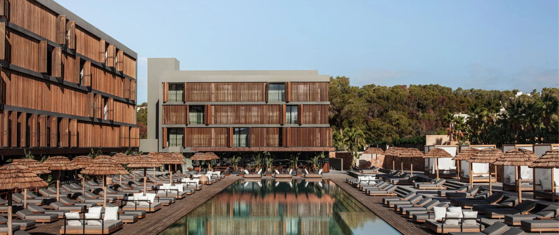 Modernes, elegantes Resort mit Holzelementen und luxuriösem Poolbereich