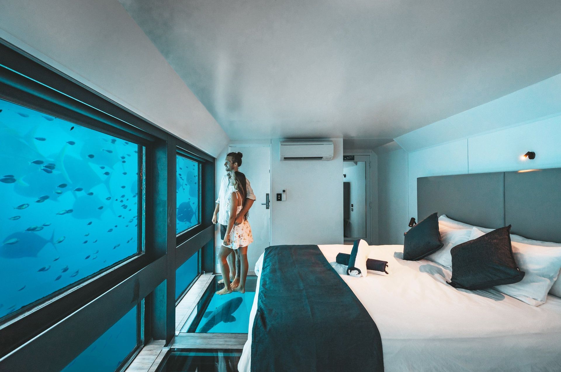 Reefsuite mit raumhohen Unterwasserfenstern zum Riff, Doppelbett und Glasboden