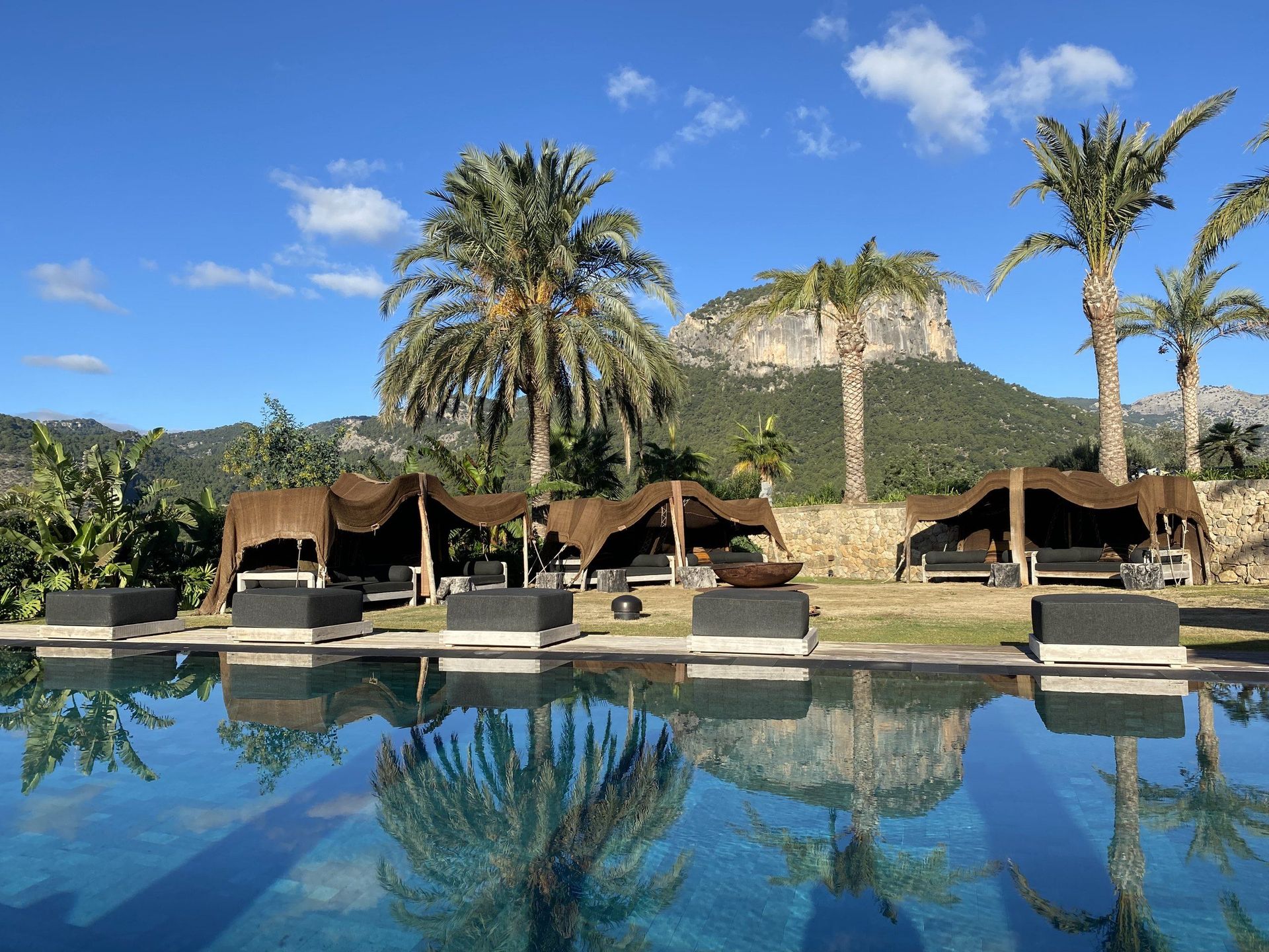 Pool mit Cabanas und Palmen im Spirit of Son Fuster, dahinter der Puig d’Alaró