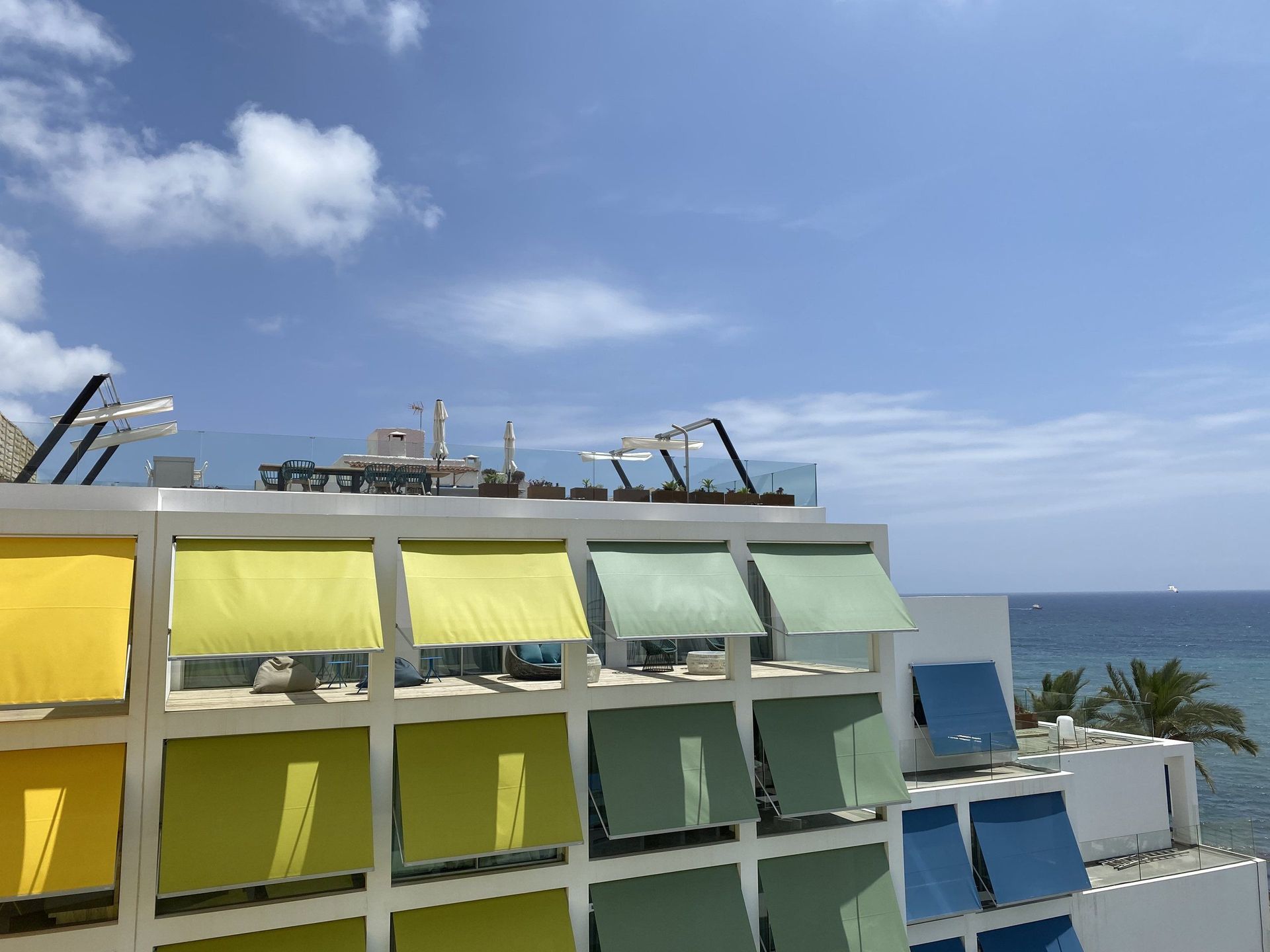 Die bunte Fassade des W Ibiza über dem Meer in Santa Eulària