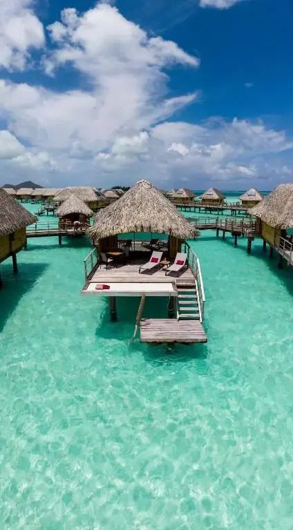 Panorama von Überwasser-Bungalows im türkisfarbenen Wasser von Bora Bora.