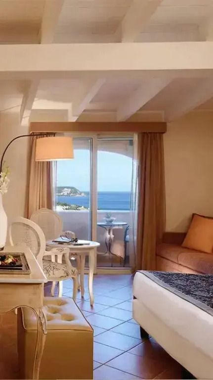 Einladendes Zimmer mit Sitzbereich und Balkon mit Meerblick