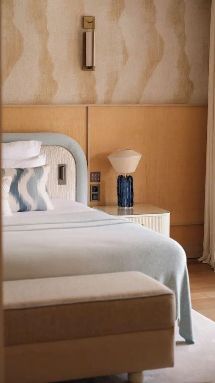 Detailaufnahme eines stilvollen Bettes in der Suite mit dezenter Beleuchtung.