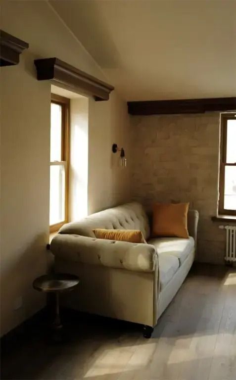 Heller Wohnbereich mit eleganter Couch und dekorativen Kissen