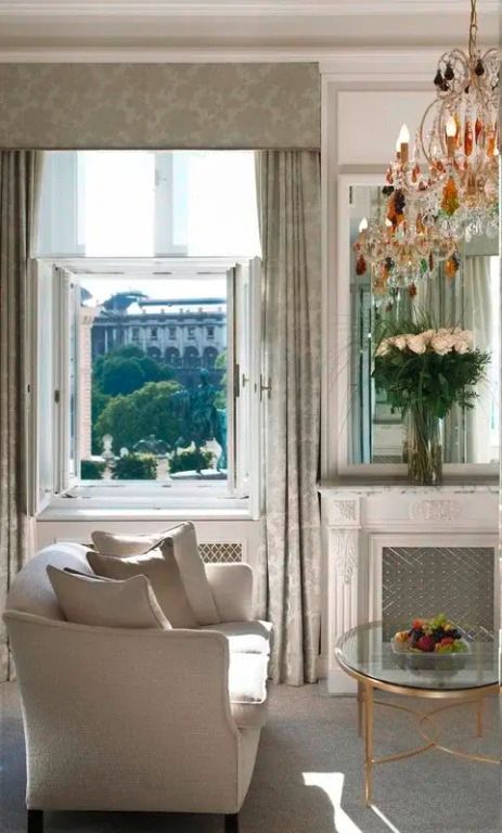 Helles Zimmer mit offener Fensteransicht und stilvollen Details.