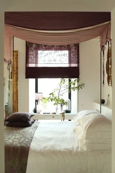 Elegantes Doppelzimmer mit Baldachinbett und dezenter Beleuchtung