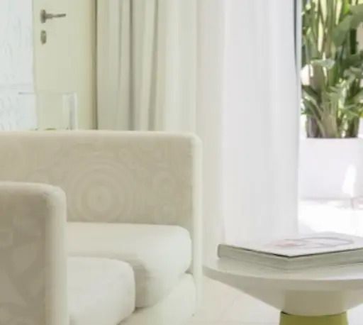 Eleganter Loungebereich der Suite mit bequemen Sesseln und einem kleinen Tisch