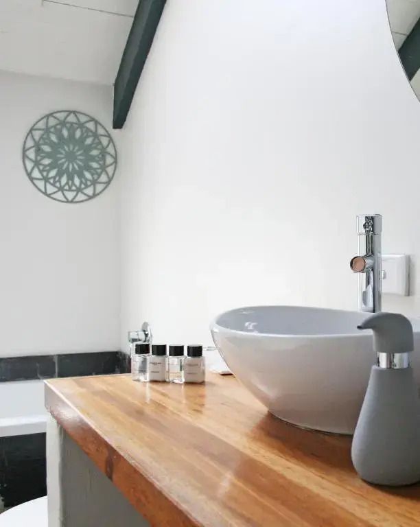 Nahaufnahme eines eleganten Badezimmerbereichs mit modernen Elementen