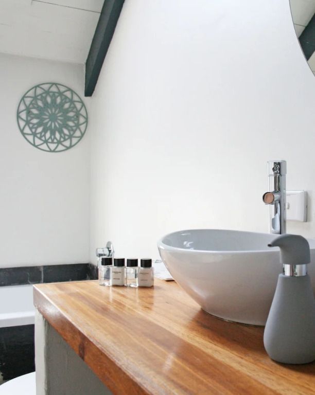 Elegantes Badezimmer mit moderner Waschschüssel und stilvollen Dekor-Elementen.