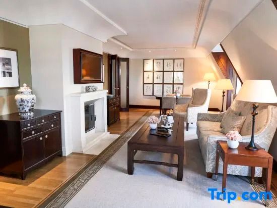 Wohnbereich der Brandenburg Gate Deluxe Suite mit Sofa und Kamin
