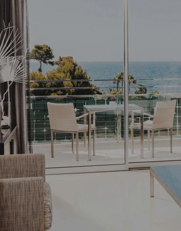 Geräumiger Balkon mit Sitzgelegenheit und Blick auf das Meer in der Corner Doppel Suite