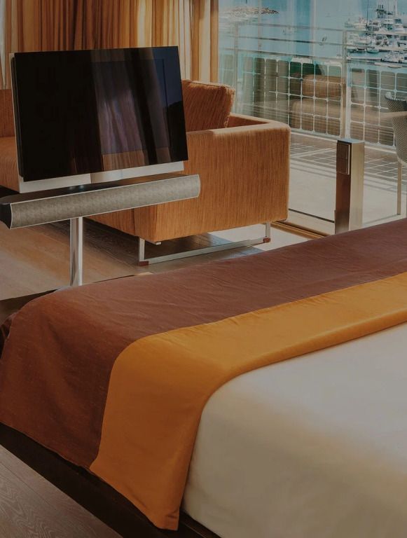 Modernes Hotelzimmer mit elegantem Doppelbett und stilvollen Innenausstattungselementen.