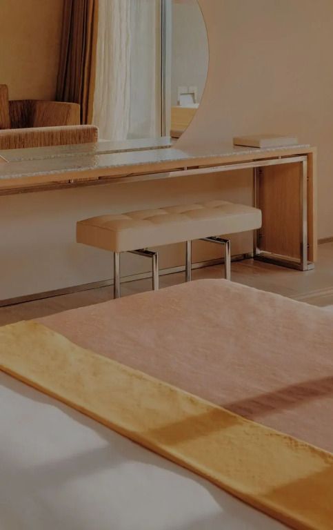 Geräumiger Schreibtischbereich im Hotelzimmer mit edlem Design und Sitzgelegenheit.