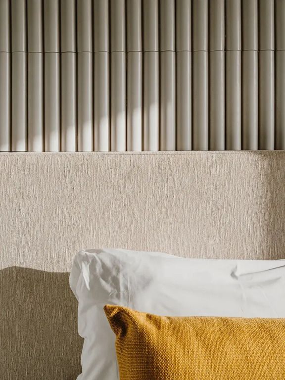 Luxuriöse Kopfteile mit eleganten Kissen in einem stilvollen Hotelzimmer.