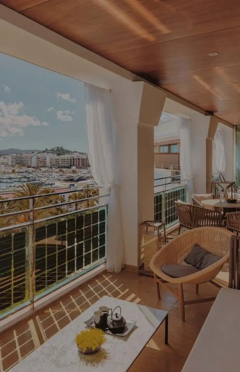 Geräumige Terrasse mit Sitzgelegenheiten und Blick auf die Stadt und das Meer