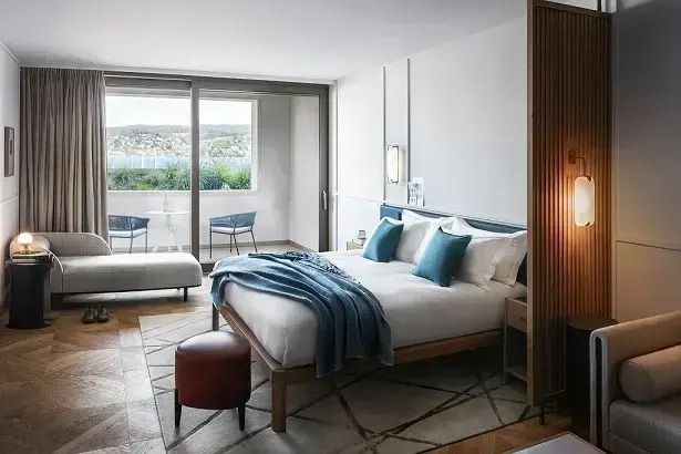 Deluxe Doppelstudio mit Balkon und Seeblick. Modernes Design und komfortables Doppelbett.