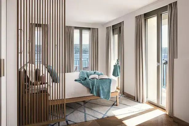 Helles Schlafzimmer in einer Junior-Suite mit Blick auf den Zürichsee