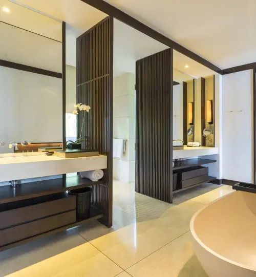 Luxuriöses Badezimmer mit zwei Waschbecken und freistehender Badewanne im Soori Bali