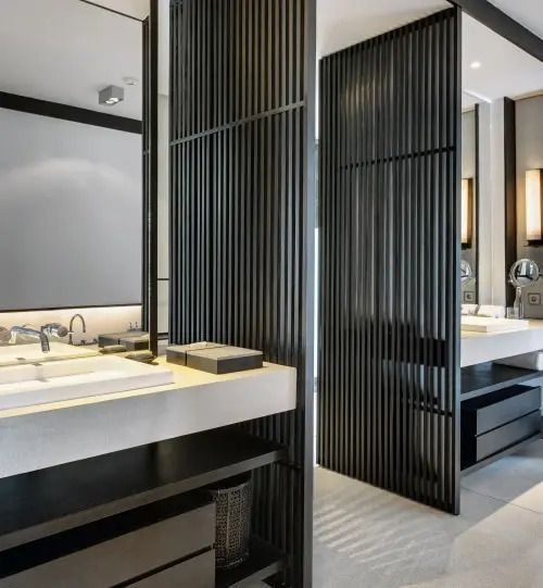 Modernes Doppelwaschbecken mit edlem Holzdekor im Badezimmer des Soori Bali