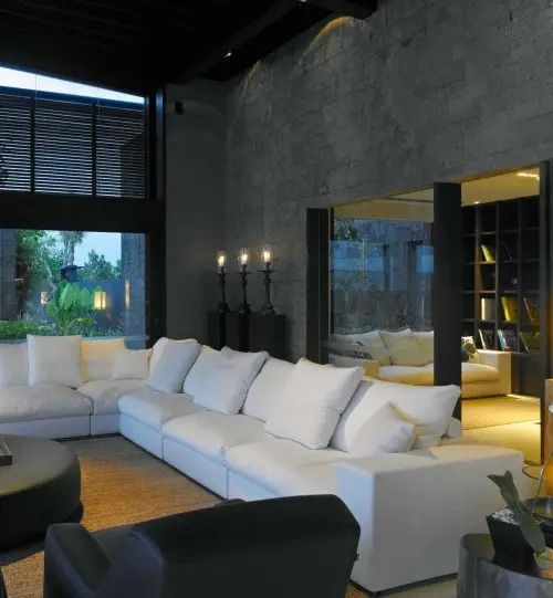 Großzügiges Wohnzimmer mit weißem Sofa und moderner Dekoration