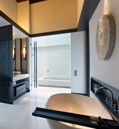 Luxuriöses Badezimmer mit freistehender Badewanne und edler Ausstattung