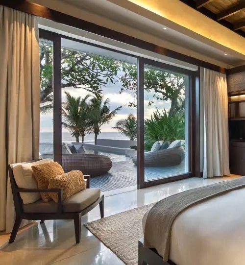 Luxuriöses Zimmer mit Blick auf Terrasse und Meer durch große Fenster