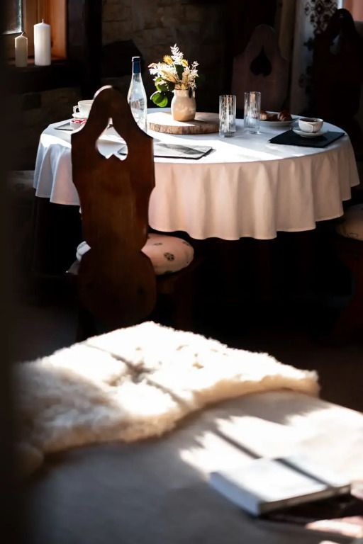 Stilvoll gedeckter Tisch im Chalet Suite mit natürlichem Licht.