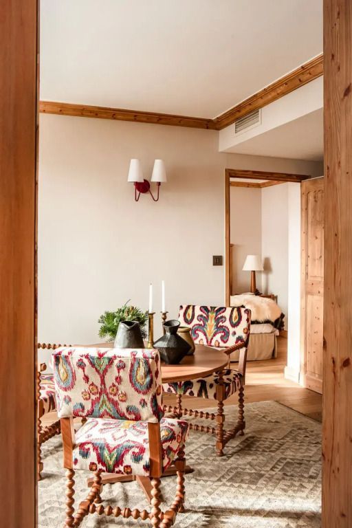 Sitzecke mit dekorativen Stühlen und kleinem Tisch in der Deluxe Suite