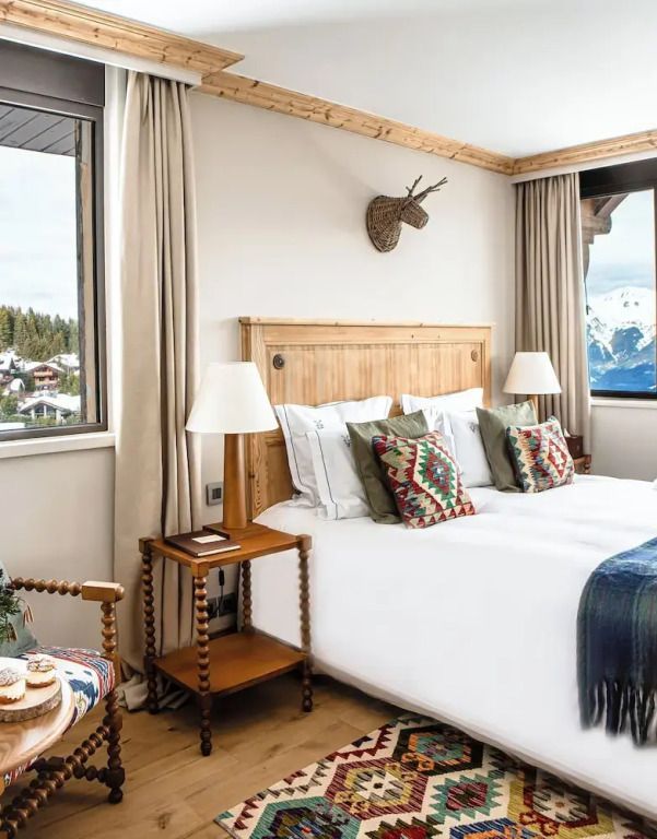 Gemütliches Deluxe Doppelzimmer mit rustikalen Holzmöbeln und Bergblick