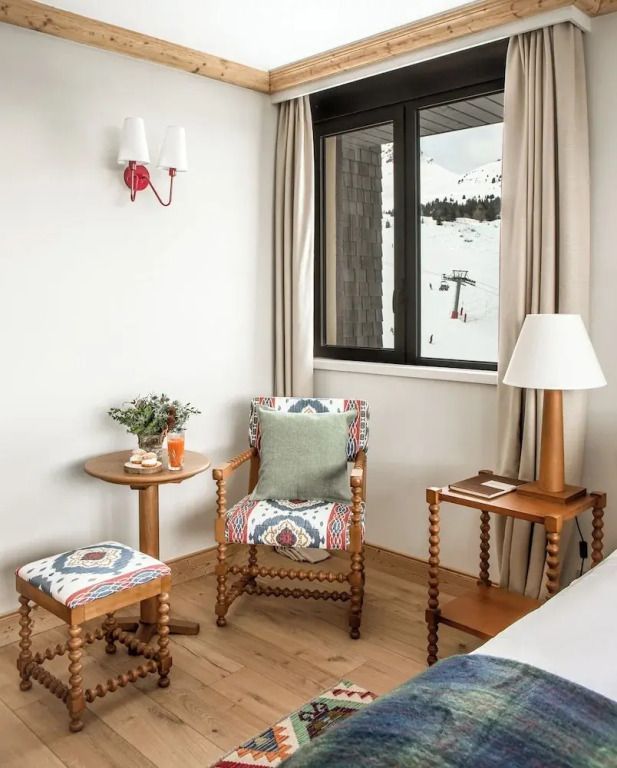 Sitzecke im Deluxe Doppelzimmer mit traditionellem Dekor und Bergblick