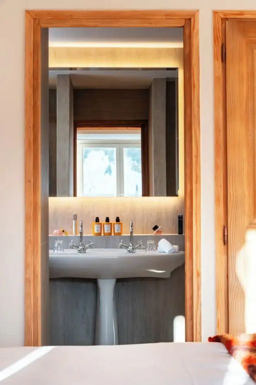 Modernes Badezimmer im Deluxe Zimmer mit gepflegter Einrichtung und Tageslicht