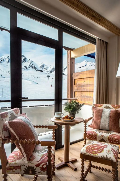 Aussicht vom Zimmer auf schneebedeckte Berge vom Balkon aus