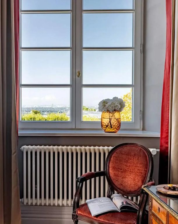Ansicht aus einem Fenster mit Blumen und einem malerischen Ausblick auf die Umgebung.