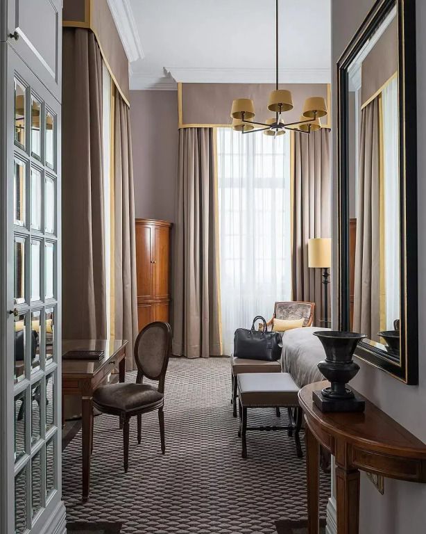 Schickes Grand Superior Doppelzimmer mit großem Spiegel und stilvoller Einrichtung