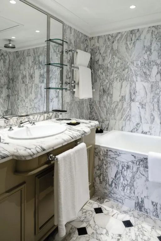 Marmorbad mit luxuriöser Ausstattung im Hotelzimmer