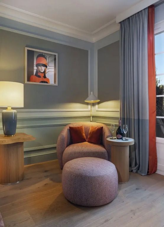 Gemütliche Sitzecke im Superior Doppelzimmer mit Kunst an der Wand und Lampe