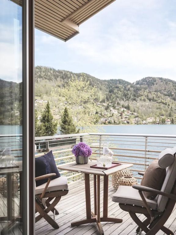 Privater Balkon mit gemütlichen Sitzgelegenheiten und malerischem Blick auf den See.