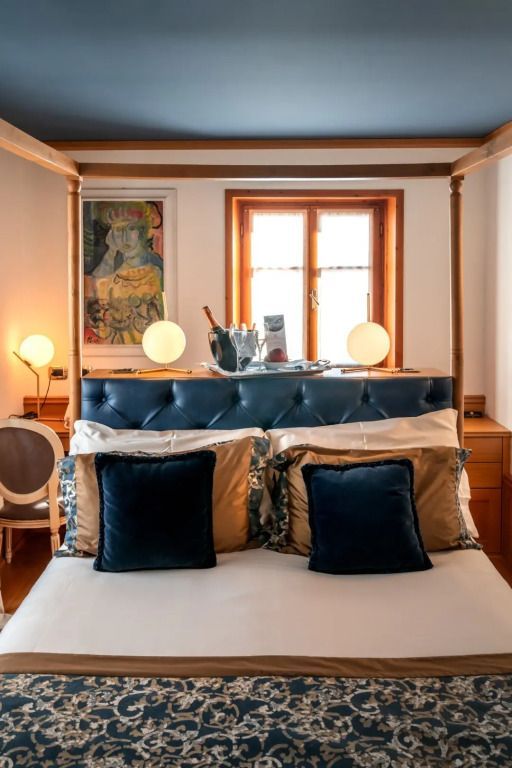Einladendes Doppelzimmer mit moderner Dekoration und eleganten Beleuchtungselementen